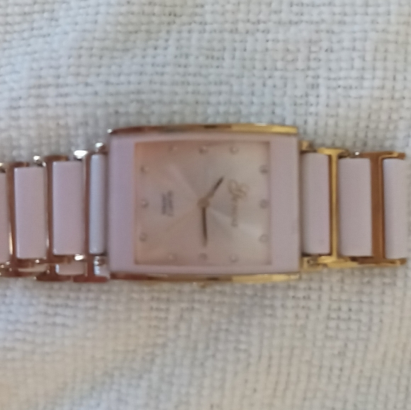 Pale pink ceramic watch - Picture 7 of 9